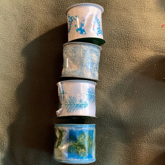 Lot of 22 new Christmas ribbon rolls. Various sizes, colors and patterns. - Picture 2 of 5